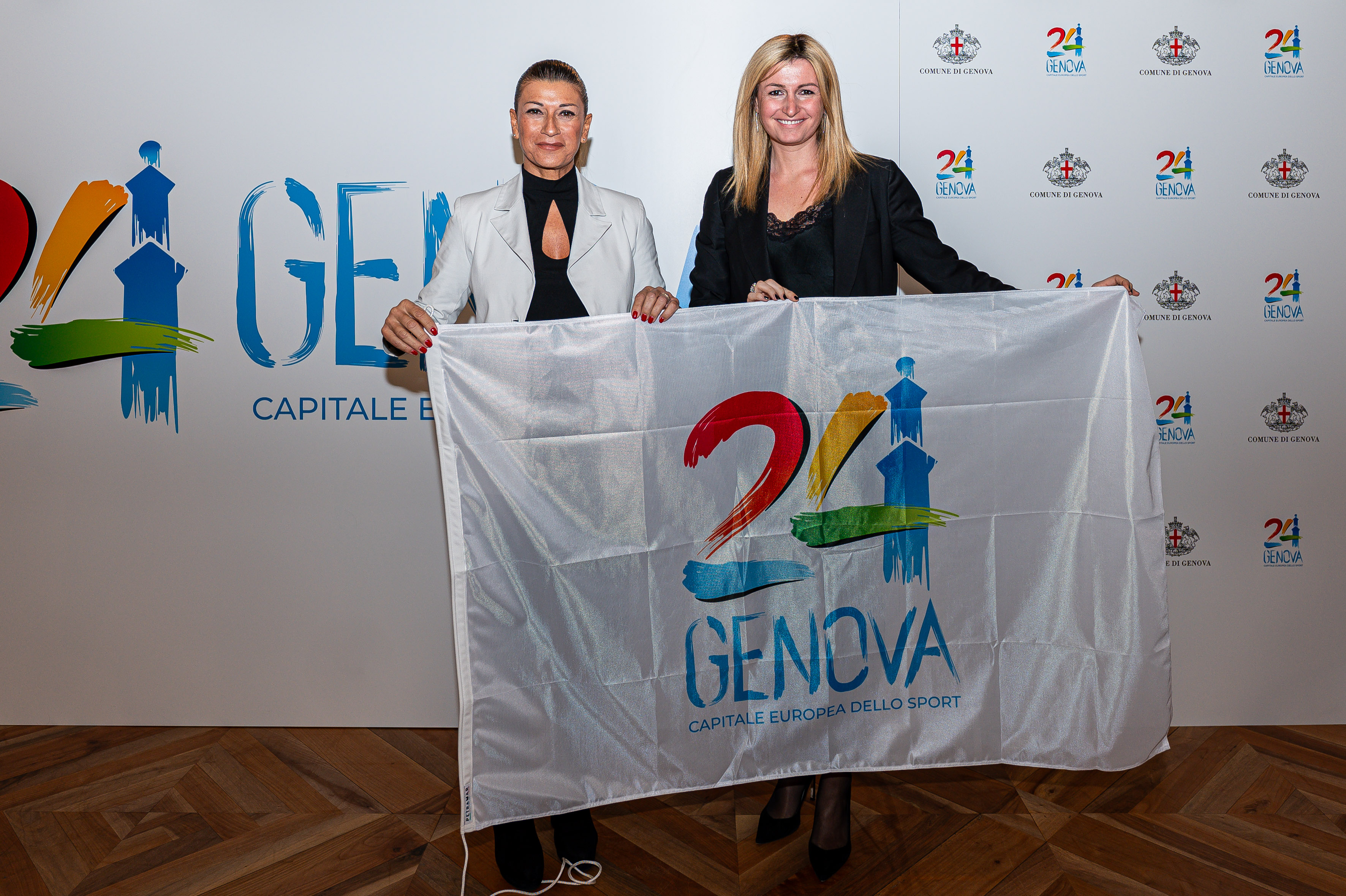 Presentata Genova 2024 Capitale Europea Dello Sport Genova Smart   Consegna Bandiera Genova 2024 Ad Assessore Regionale Ferro 